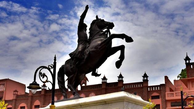 A statue of Maharaja Ranjit Singh the first (emperor) of the Sikh Empire is silhouetted against the clouds in Amritsar near the heritage street. ‘Empire of the Sikhs’ exhibition London displays glittering jewellery and weaponry, including personal items that belonged to Maharaja Ranjit Singh.(Gurpreet Singh/HT Photo)