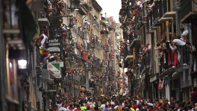 Revellers wait for fighting bulls from the Victoriano del Rio ranch during the 6th day of the running of the bulls at the San Fermin Festival in Pamplona, northern Spain. (Alvaro Barrientos / AP) Revellers wait for fighting bulls from the Victoriano del Rio ranch during the 6th day of the running of the bulls at the San Fermin Festival in Pamplona, northern Spain. (Alvaro Barrientos / AP)