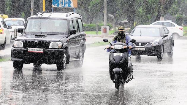 After repeated misses in forecast by the Met, rain finally greeted residents of the tricity on Thursday. (Keshav Singh/HT) After repeated misses in forecast by the Met, rain finally greeted residents of the tricity on Thursday. (Keshav Singh/HT)