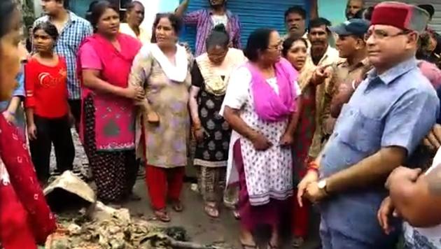 Locals argue with BJP MLA Khajan Das in Sanjay Colony, Dehradun.(HT Photo/Video grab)