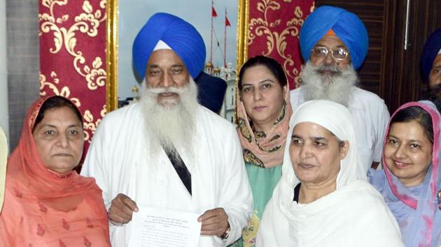 SAD women wing chief Bibi Jagir Kaur (right) submitting a memorandum to Akal Takht jathedar Giani Gurbachan Singh in Amritsar.(Sameer Sehgal/HT)