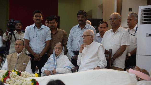 LK Advani, senior Bharatiya Janata Party (BJP) leader; Pratibha Patil, former president and her husband B Shekhawat, who frequently visited the mission, arrived early afternoon on Friday and witnessed the last rites of Dada Vaswani. (SANKET WANKHADE/HT PHOTO)