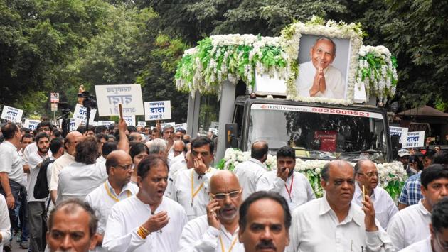Thousands of followers were slowly walking along with the truck holding placards carrying ‘Parampujya Dada Amar rahe’ messages. (SANKET WANKHADE/HT PHOTO)