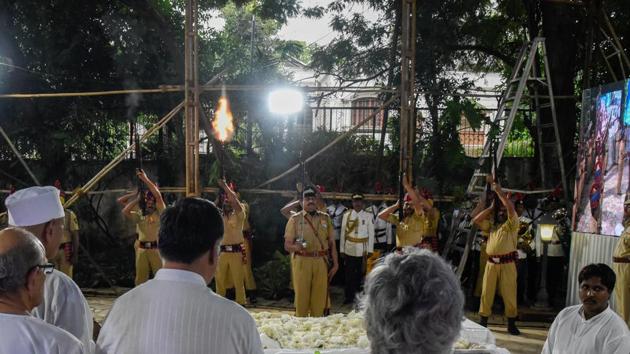 The mortal remains of the Sindhi spiritual leader were consigned to flames amid full state honours. (SANKET WANKHADE/HT PHOTO)