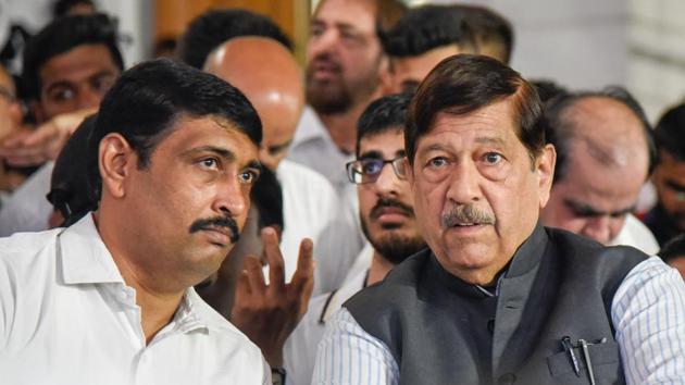 Girish Bapat (R), Pune guardian minister, at the funeral of Dada Vaswani at Sadhu Vaswani Mission in Pune. (SANKET WANKHADE/HT PHOTO)