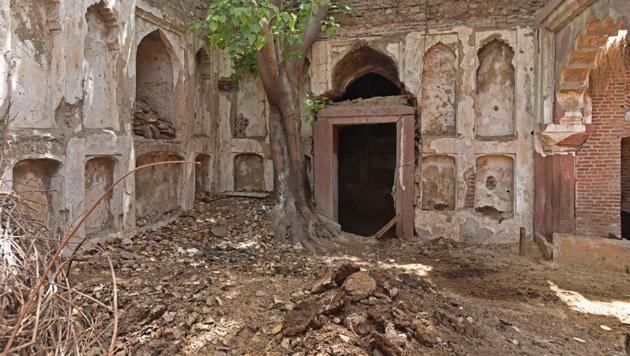 District Magistrate of Delhi and other officials visit Aam Khas. Its remains comprise brick masonry work with generous use of red sandstone. A section of the fortress — central vaulted chamber with domed pyramidical roof — has survived but major elements have caved in. The domed compartment is now used to stash cow dung cakes. (Anushree Fadnavis / HT Photo) District Magistrate of Delhi and other officials visit Aam Khas. Its remains comprise brick masonry work with generous use of red sandstone. A section of the fortress — central vaulted chamber with domed pyramidical roof — has survived but major elements have caved in. The domed compartment is now used to stash cow dung cakes. (Anushree Fadnavis / HT Photo)