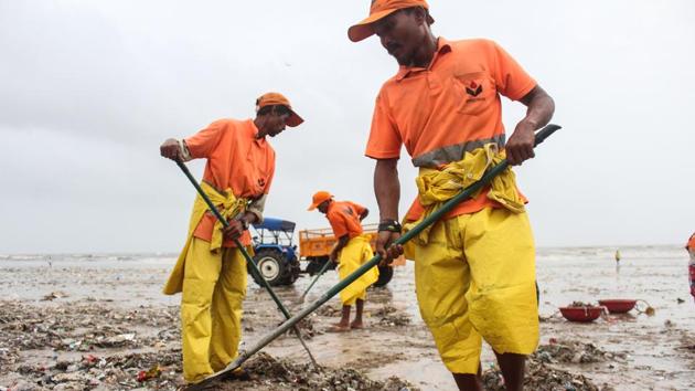 Indian municipal authority workers clean up plastic waste on Juhu beach in Mumbai on Wednesday, July 11, 2018. (Prabhat Mehrotra / HT Photo) Indian municipal authority workers clean up plastic waste on Juhu beach in Mumbai on Wednesday, July 11, 2018. (Prabhat Mehrotra / HT Photo)