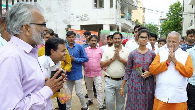 Supporters celebrate state BJP president Madan Lal Saini's birthday at his residence in Jaipur on Friday.(HT PHOTO)