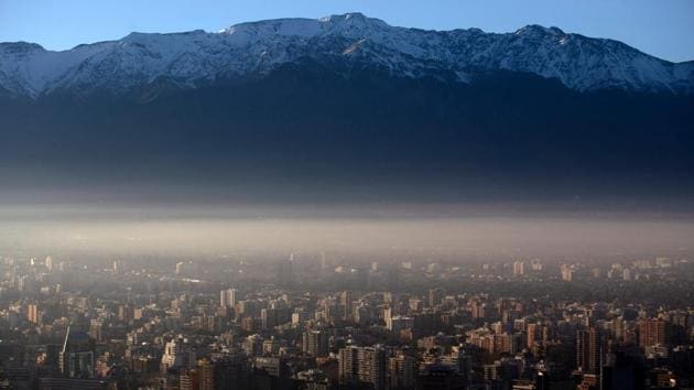 A view of smog over Santiago. Chilean authorities declared a new environmental pre-emergency, as high levels of air pollution were recorded. (Claudio Reyes / AFP) A view of smog over Santiago. Chilean authorities declared a new environmental pre-emergency, as high levels of air pollution were recorded. (Claudio Reyes / AFP)