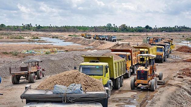 Sand lorries at Cauvery river in Tamil Nadu. Projects worth about <span class='webrupee'>₹</span>10,000 crore are stuck in state due paucity of sand, officials say.(HT Photo)