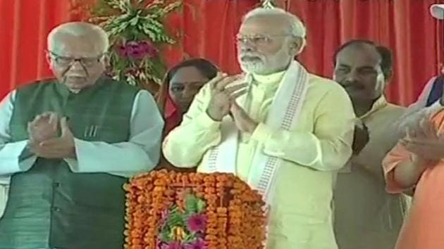 PM Narendra Modi lays foundation stone for Purvanchal Expressway in Azamgarh.(ANI/Twitter) PM Narendra Modi lays foundation stone for Purvanchal Expressway in Azamgarh.(ANI/Twitter)