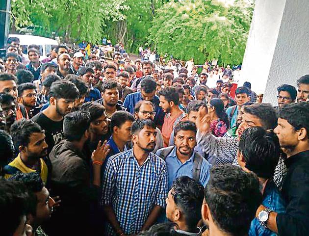 Students from various engineering colleges gathered in front of SPPU’s examination centre on Friday, demanding a change in the credit-based exam system.(HT PHOTO) Students from various engineering colleges gathered in front of SPPU’s examination centre on Friday, demanding a change in the credit-based exam system.(HT PHOTO)