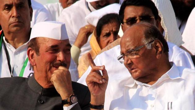 Congress leader Ghulam Nabi Azad with NCP chief Sharad Pawar in Nagpur.(Sunny Shende/HT File Photo)