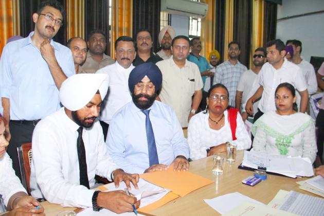 Mohini (second from right), who has been made a member of the Lok Adalat, hearing cases on Saturday. She is Punjab’s first transgender person to have been appointed to the post. (HT Photo) Mohini (second from right), who has been made a member of the Lok Adalat, hearing cases on Saturday. She is Punjab’s first transgender person to have been appointed to the post. (HT Photo)
