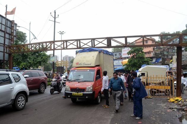 Heavy vehicles are now plying on the new Patripool bridge leading to heavy congestion in Kalyan in Maharashtra. (Rishikesh Choudhary) Heavy vehicles are now plying on the new Patripool bridge leading to heavy congestion in Kalyan in Maharashtra. (Rishikesh Choudhary)