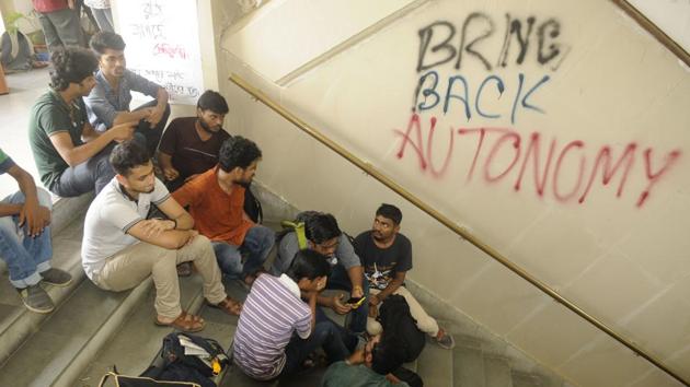 Presidency University students’ union members have been continuing with a sit-in at the campus since July 12 to protest against an “abnormal hike” in counselling fee to courses in BA and B. Sc streams. The sit-in at the offices of the Registrar and Deans is in protest against the decision to charge Rs 500 instead of the earlier fee of Rs 100 as counselling fee. (Samir Jana / HT Photo)
