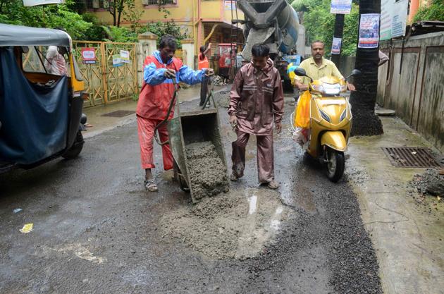 Pothole being filling at Rambaug lane in Kalyan west.(Rishikesh Choudhary)