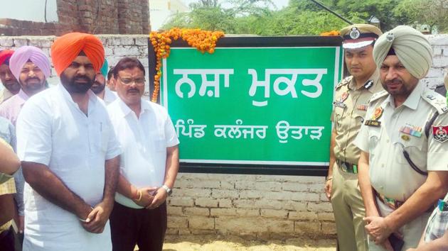 Deputy commissioner Pradeep Sabharwal (2L), IG border zone Surinder Pal Singh Parmar (2R), SSP Darshan Singh Mann (R), MLA from Khemkaran Sukhpal Singh Bhullar (L) during a function at Kalanjar Uttar village in Tarn Taran on Saturday.(HT Photo) Deputy commissioner Pradeep Sabharwal (2L), IG border zone Surinder Pal Singh Parmar (2R), SSP Darshan Singh Mann (R), MLA from Khemkaran Sukhpal Singh Bhullar (L) during a function at Kalanjar Uttar village in Tarn Taran on Saturday.(HT Photo)