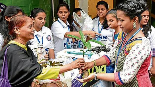Plastic collection drive at DG Ruparel College on Saturday.(Kunal Patil/HT Photo)