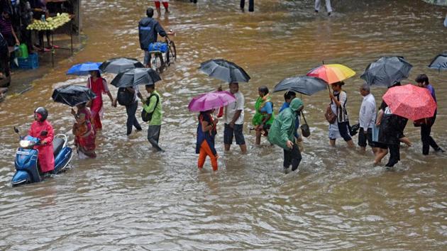 Just one bout of heavy rain, and Mumbai was faced with the normal, albeit unfortunate, issues of waterlogging, crumbling bridges, stalled trains which naively, we seem to be accepting as the norm during monsoon.(HT Photo)