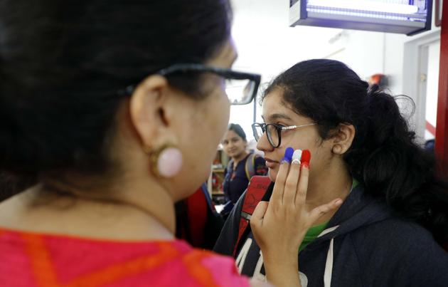 Students of Alliance Francaise at Kala Chaya, Patrakar nagar in Pune get painted in French colours ahead of the final. (HT Photo) Students of Alliance Francaise at Kala Chaya, Patrakar nagar in Pune get painted in French colours ahead of the final. (HT Photo)
