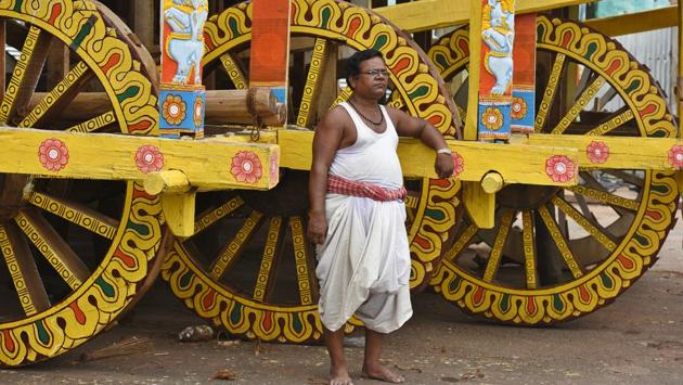 It’s not the money. The daily earnings of the workers vary between ₹350-₹450, with the leaders earning a few rupees more than the others. “We don’t call it wages, it’s khorak, what we need to subsist for the day,” explains a sevak. Also, accidents are common and the temple administration does pay for the treatments but paperwork is often so lengthy that they end up paying for themselves. (Raj K Raj/ HT Photo)