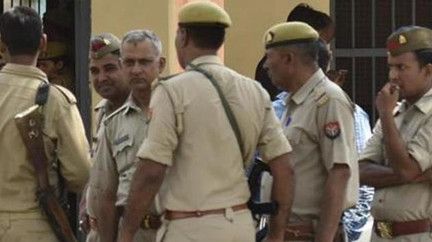 40-year-old barber has hole in his cheek, fought with his wife and killed her in Noida village: Police. (Virendra Singh Gosain/HT File Photo) 40-year-old barber has hole in his cheek, fought with his wife and killed her in Noida village: Police. (Virendra Singh Gosain/HT File Photo)