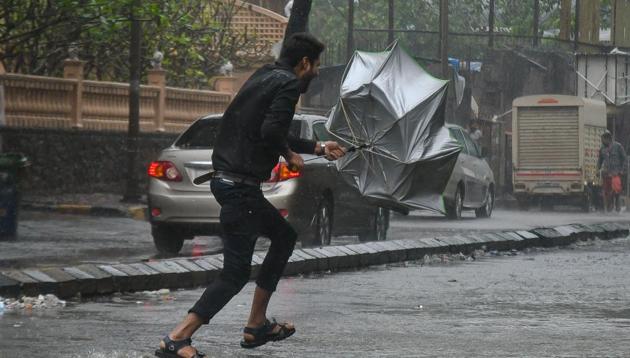 Gusty winds at Versova in Mumbai on Sunday. (Shashi S Kashyap/ HT Photo) Gusty winds at Versova in Mumbai on Sunday. (Shashi S Kashyap/ HT Photo)