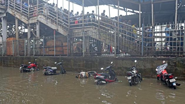Knee-deep waterlogging at Station Road, Nallasopara on July 15, 2018. As real estate prices in the Maximum City skyrocketed, suburbs adjoining Mumbai saw a spike in unchecked and poorly monitored construction activity for residential and commercial spaces in the last decade. Its effects are now visible in these cities, feel experts. (Satyabrata Tripathy / HT Photo)