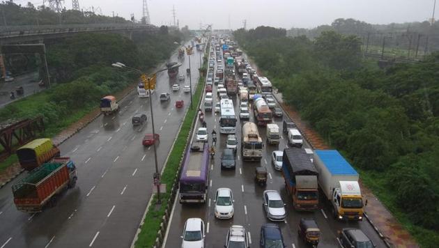 The MSRDC is repairing the road near the flyover at CBD Belapur, which has blocked traffic on the Mumbai-bound side of the road. (Bachchan Kumar) The MSRDC is repairing the road near the flyover at CBD Belapur, which has blocked traffic on the Mumbai-bound side of the road. (Bachchan Kumar)
