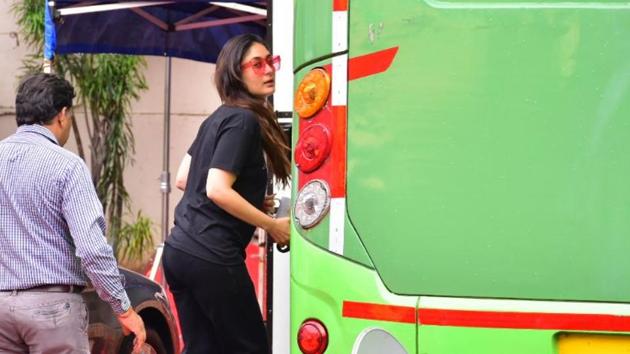 Kareena Kapoor Khan returns to work. (All photo: Viral Bhayani) Kareena Kapoor Khan returns to work. (All photo: Viral Bhayani)