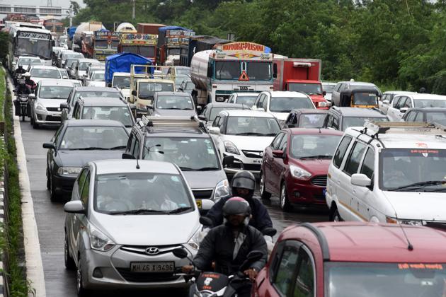Traffic crawls on the Sion-Panvel highway near CBD Belapur in Navi Mumbai.(HT Photo) Traffic crawls on the Sion-Panvel highway near CBD Belapur in Navi Mumbai.(HT Photo)