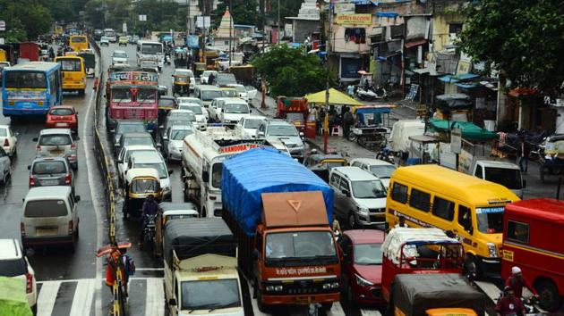 Due to the heavy rain, a traffic jam ensued at Vishrantwadi on Monday. (Shankar Narayan/HT PHOTO) Due to the heavy rain, a traffic jam ensued at Vishrantwadi on Monday. (Shankar Narayan/HT PHOTO)