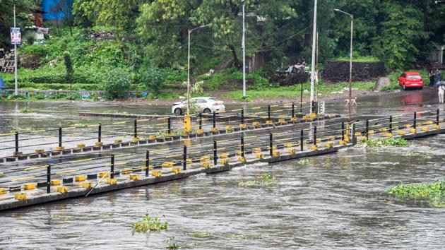 Another bridge in Deccan was closed to traffic as water rose to tipping point. (Sanket wankhede/ht photo) Another bridge in Deccan was closed to traffic as water rose to tipping point. (Sanket wankhede/ht photo)