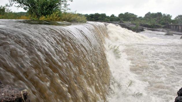 22,000 cusecs of water were released into the Mutha river from Khadakwasla dam on Monday night as the dam reached its optimum capacity due to the heavy rain. (Sanket wankhede/ht photo) 22,000 cusecs of water were released into the Mutha river from Khadakwasla dam on Monday night as the dam reached its optimum capacity due to the heavy rain. (Sanket wankhede/ht photo)