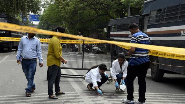 A Delhi Police officer and forensic experts collect the samples outside Rohini court in New Delhi on April 29, 2017. Data shows pendency rate at Delhi’s forensic labs is steadily increasing.(Sonu Mehta/HT File Photo)