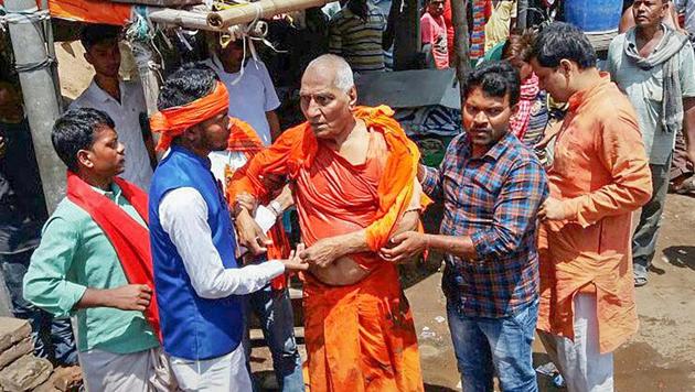 Social activist Swami Agnivesh after he was allegedly assaulted by Bharatiya Janata Yuva Morcha (BJYM) workers, during his visit to Pakur on Tuesday, July 17, 2018.(PTI Photo)