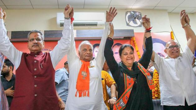 Rajasthan BJP president Madan Lal Saini raises hands with BJP senior leader Om Mathur, Rajasthan chief minister Vasundhara Raje and former president Ashok Parnami at BJP Office, in Jaipur.(PTI File Photo)