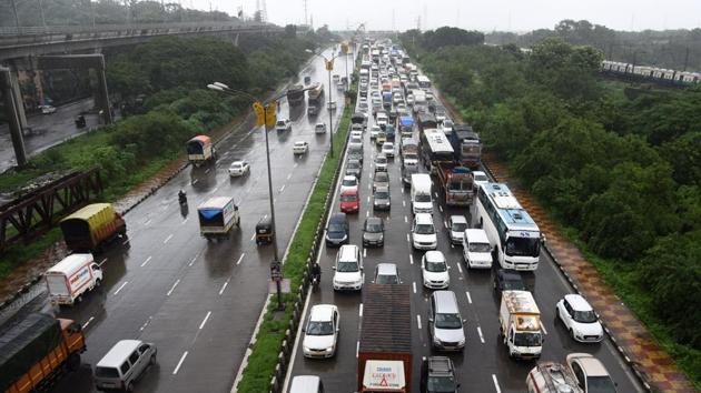 Motorists were stuck on the Sion-Panvel highway for five hours on Monday morning (Bachchan Kumar/HT) Motorists were stuck on the Sion-Panvel highway for five hours on Monday morning (Bachchan Kumar/HT)