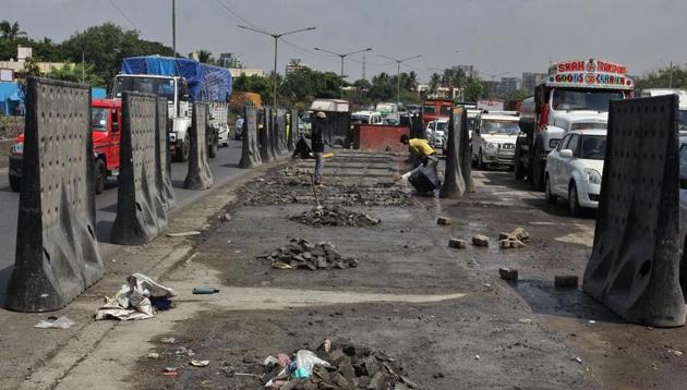 The BMC inspected GMLR before the monsoon and found a 200-metre patch was in bad condition, but it has not yet been fixed.(HT File Photo)