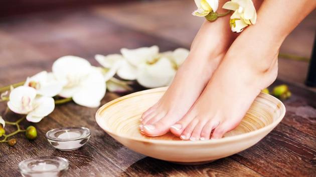 How to Heal Dry, Cracked Heels, According to the Dermatologist - Sakhiya  Skin Clinic