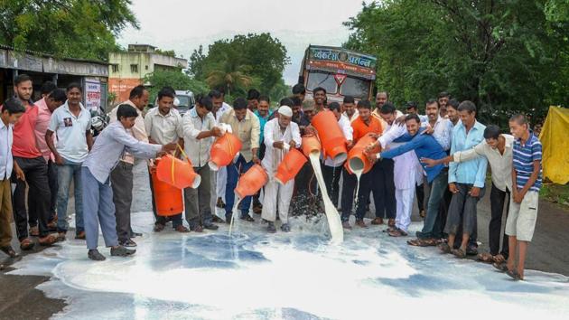 Swabhimani Shetkari Sanghatna activists protest at Shiradhon Village in Ahmednagar, Maharashtra, on Monday.(PTI Photo)