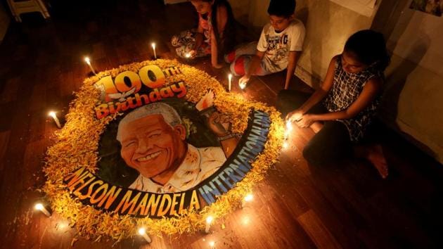 Children light candles beside a painting commemorating South African revolutionary Nelson Mandela's 100th birth anniversary at an art school in Mumbai, India, July 18, 2018. (REUTERS) Children light candles beside a painting commemorating South African revolutionary Nelson Mandela's 100th birth anniversary at an art school in Mumbai, India, July 18, 2018. (REUTERS)