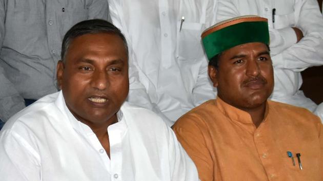 Former MLA Mohammad Shahzad (L) addresses a press conference in Dehradun on Wednesday.(Vinay Santosh Kumar/HT)