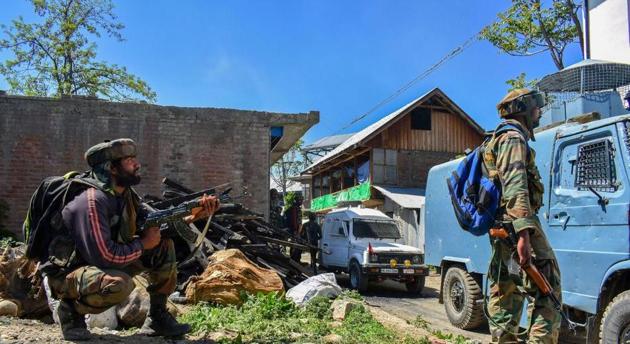 Security personnel stand guard during an encounter between security forces and militants at Drabgam in Pulwama District of South Kashmir.(PTI File Photo) Security personnel stand guard during an encounter between security forces and militants at Drabgam in Pulwama District of South Kashmir.(PTI File Photo)