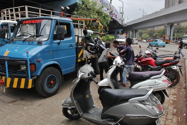 At present, the BMC along with traffic police manage parking regulations in the city.(HT File Photo)