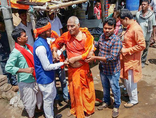 Social activist Swami Agnivesh was assaulted allegedly by Bharatiya Janata Yuva Morcha (BJYM) workers, during his visit to Pakur on Tuesday, July 17, 2018(PTI)