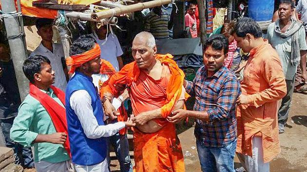 Swami Agnivesh after he was allegedly assaulted by Bharatiya Janata Yuva Morcha (BJYM) workers, during his visit to Pakur on Tuesday.(PTI Photo)