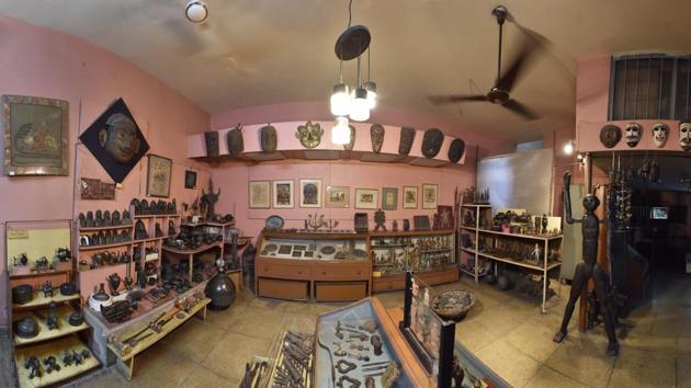 Artefacts seen inside Tribal and folk museum in Gurugram. The museum was set up in 1984 by renowned modern painter and sculptor, the late KC Aryan, at his residence in Sector 4. Artefacts of the Gaddis and Gujars from North India and Bhils, Maria, Muriya and Gond from Bastar and Chhattisgarh are at the museum, besides that of Kutiya Kondh in Odisha. (Sanjeev Verma / HT Photo) Artefacts seen inside Tribal and folk museum in Gurugram. The museum was set up in 1984 by renowned modern painter and sculptor, the late KC Aryan, at his residence in Sector 4. Artefacts of the Gaddis and Gujars from North India and Bhils, Maria, Muriya and Gond from Bastar and Chhattisgarh are at the museum, besides that of Kutiya Kondh in Odisha. (Sanjeev Verma / HT Photo)