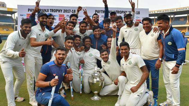 Vidarbha players jubiliate with the trophy after winning the Ranji Trophy final cricket match against Delhi by 9 wickets.(PTI)